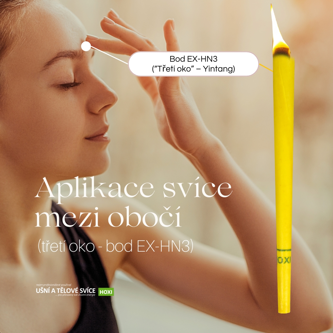 Aplikace tělové svíce HOXI mezi obočí (oblast tzv. třetího oka / bod Yintang – EX-HN3)